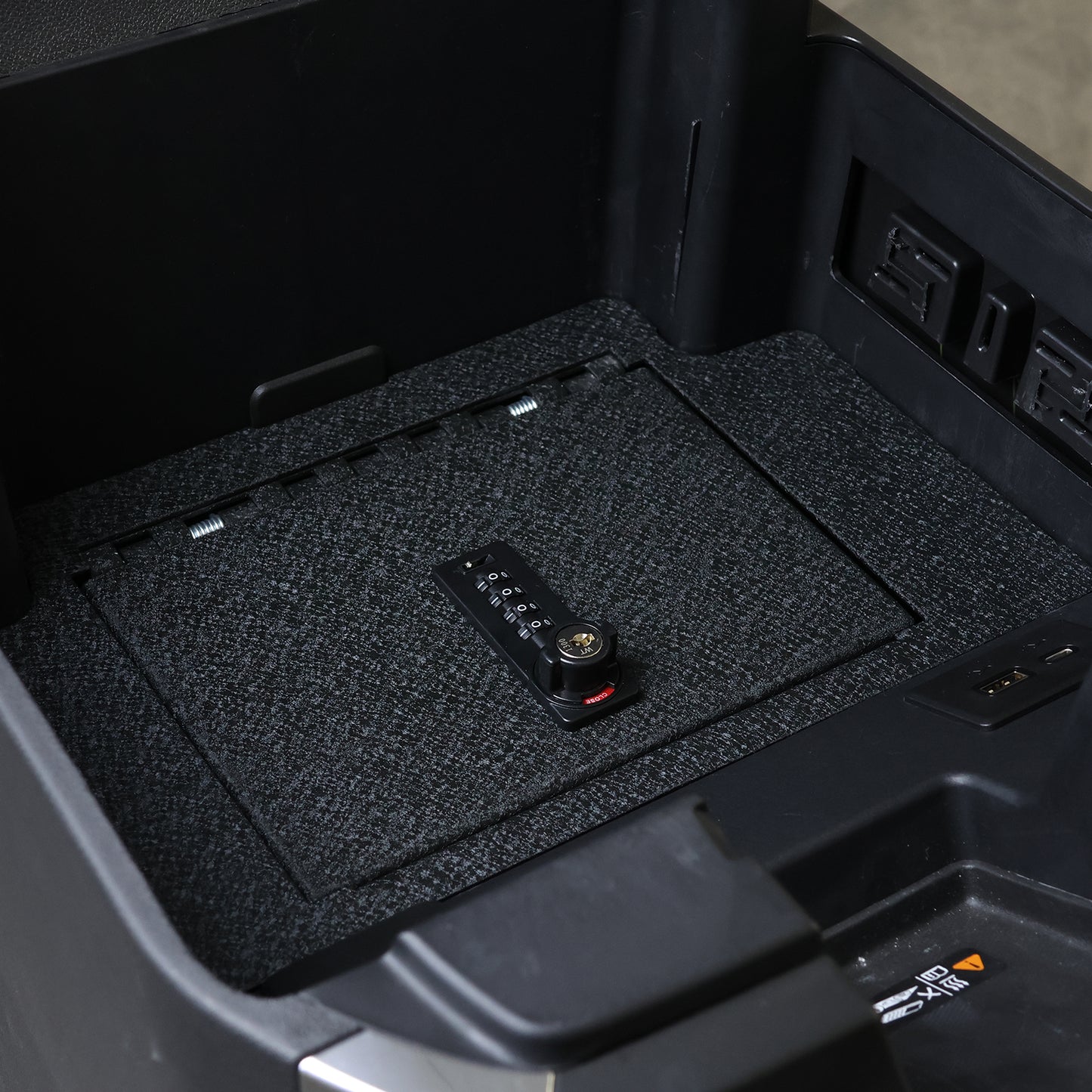 Caja fuerte para consola central para armas para Chevy Silverado 1500,2500HD,3500HD/GMC Sierra 1500 2023-2024, cerradura de combinación de 4 dígitos con llave de respaldo.