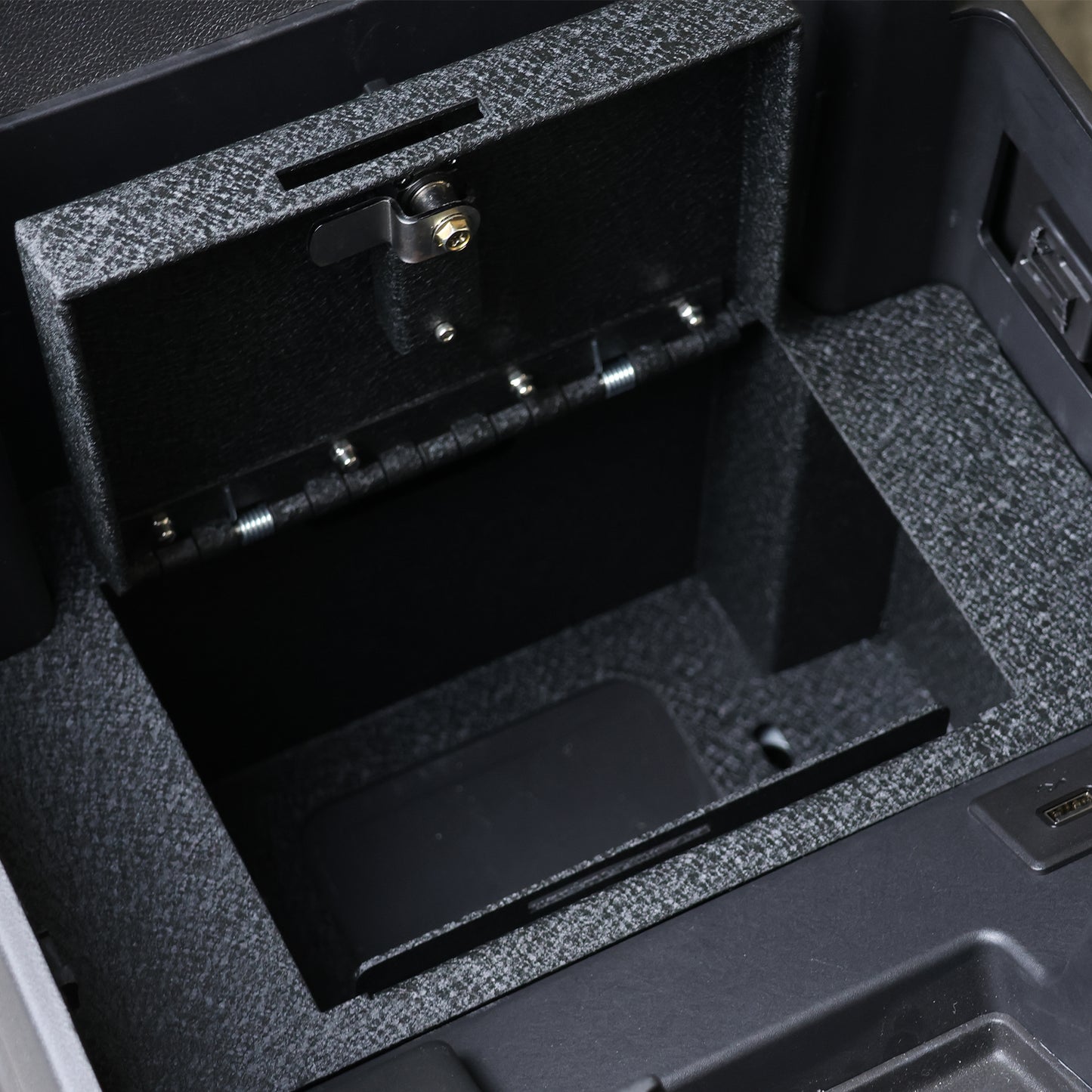 Caja fuerte para consola central para armas para Chevy Silverado 1500,2500HD,3500HD/GMC Sierra 1500 2023-2024, cerradura de combinación de 4 dígitos con llave de respaldo.